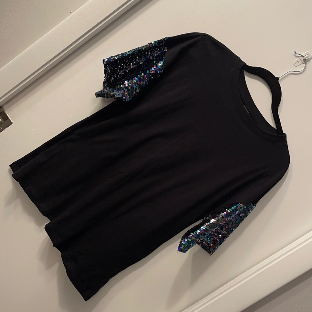 Cute top with Sequence shoulders